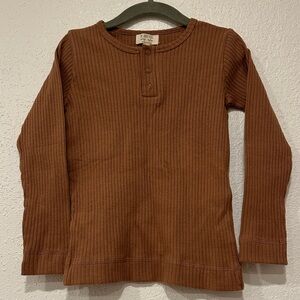 THE SIMPLE FOLK Kids Long-Sleeve Ribbed Henley Shirt - Brown